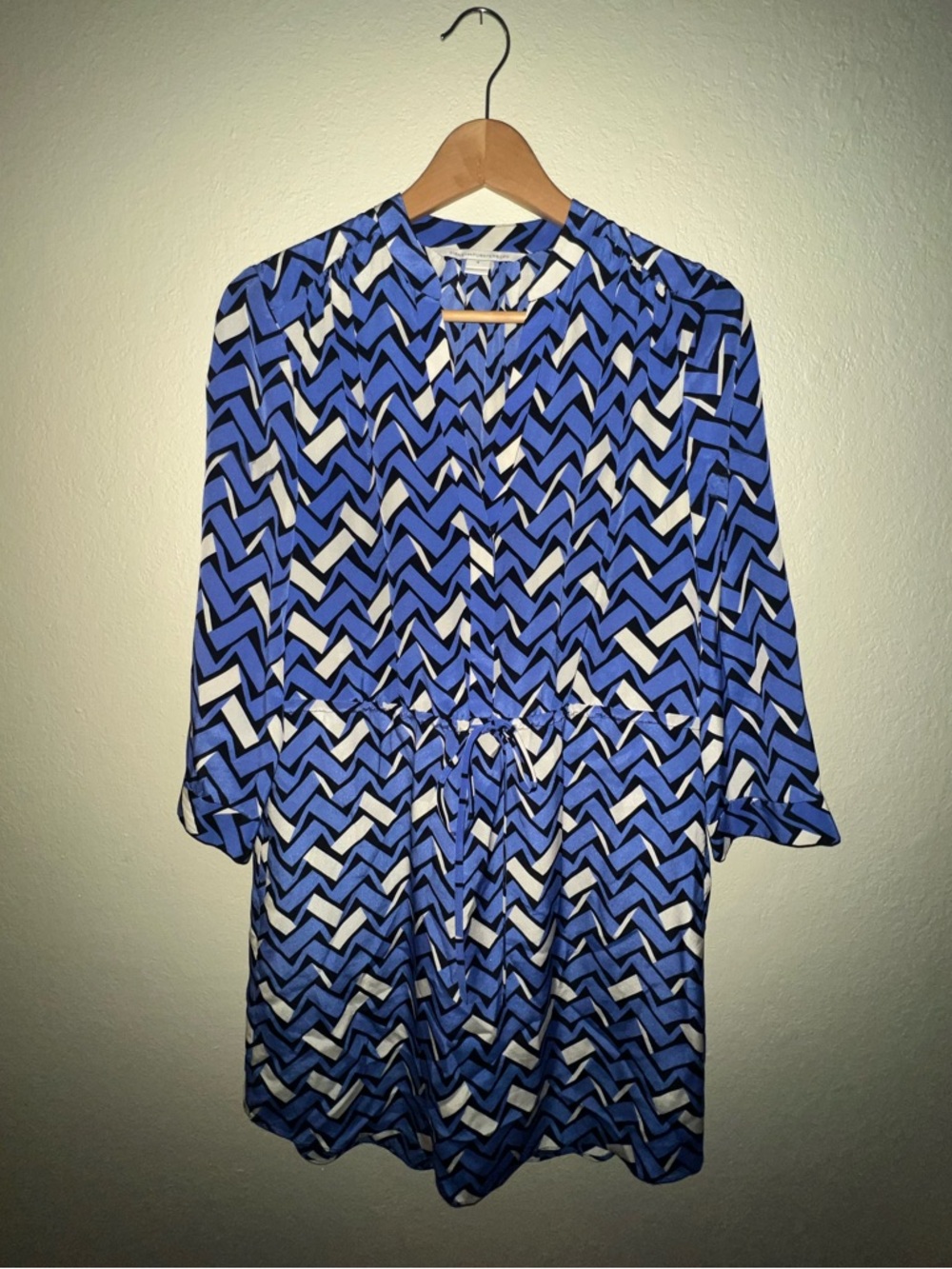 Diane von Furstenberg Silk Printed Dress Blue Black Chevron Tie Waist Size 6